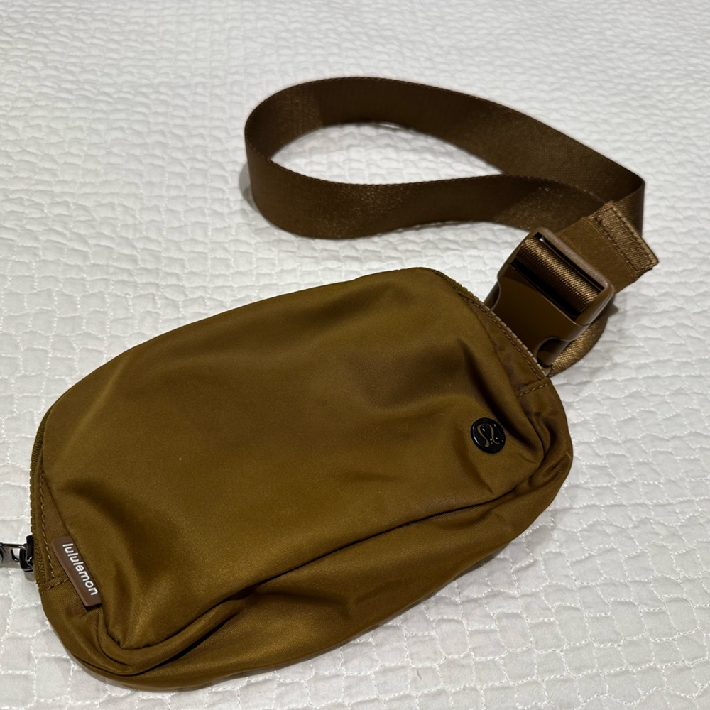 Lululemon Everywhere Belt Bag (EBB) - NWOT